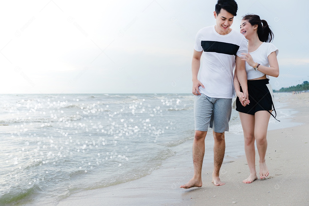 Jovem conversando com garota na praia, casal se divertindo