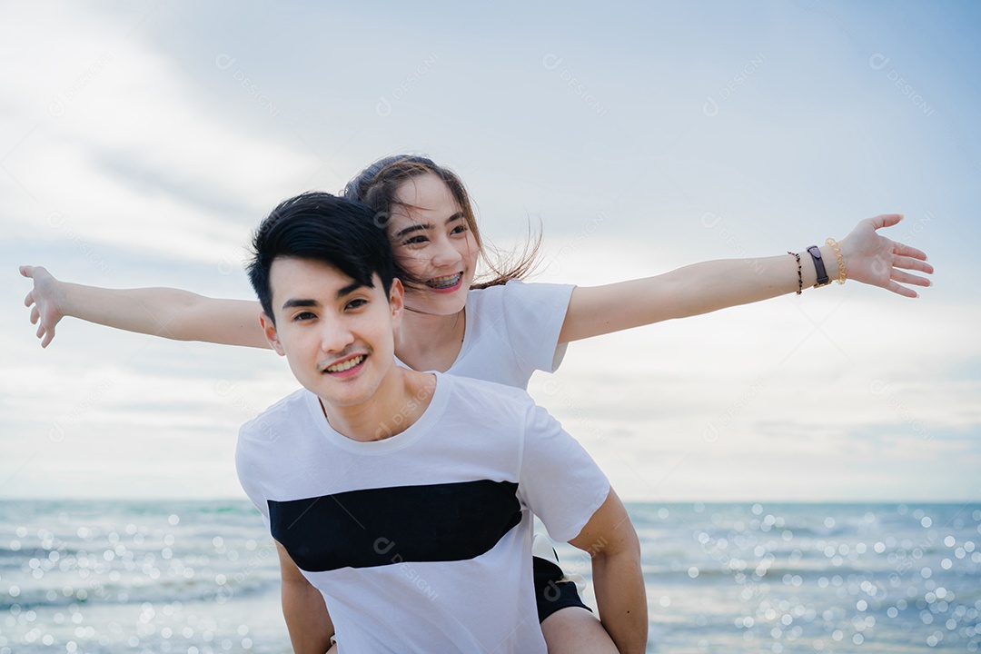 Jovem conversando com garota na praia, casal se divertindo