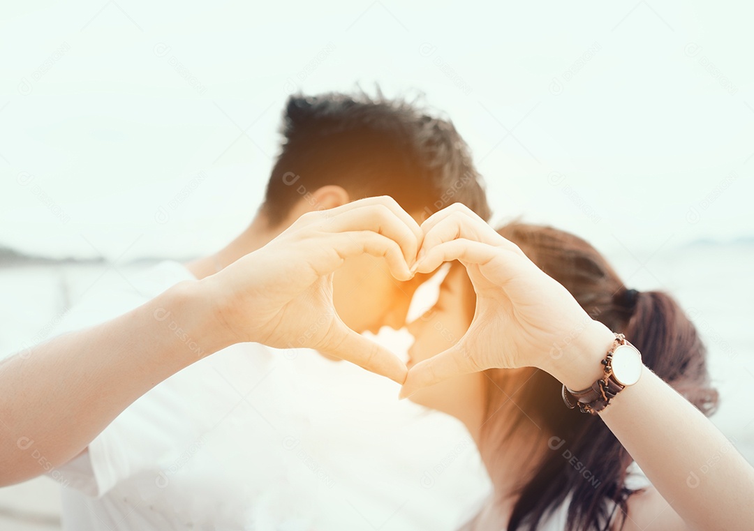 Jovem casal romântico e divertido nas férias na praia