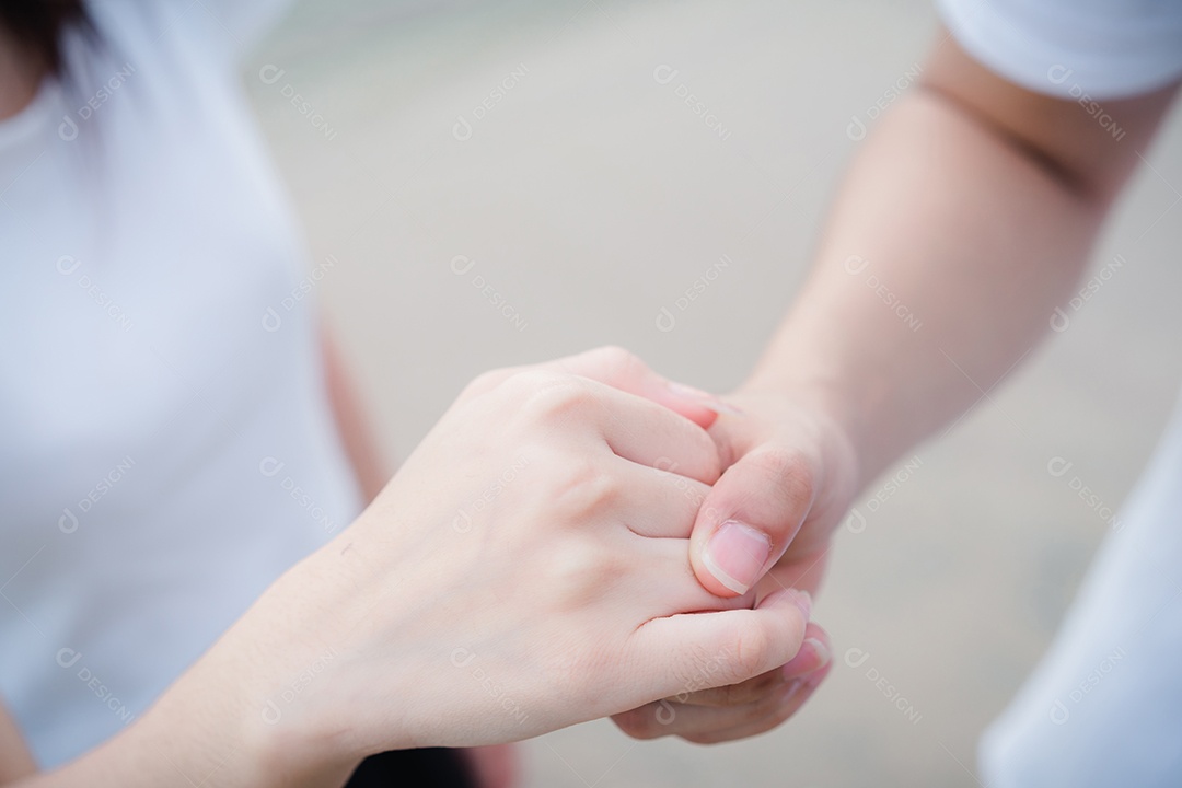 Jovem casal romântico e divertido nas férias na praia