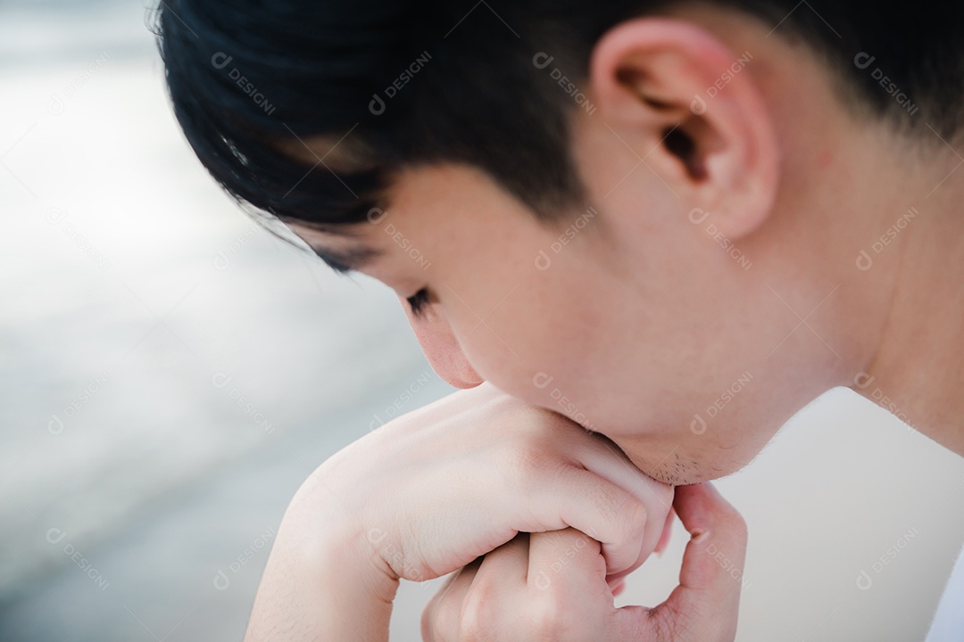 Jovem casal romântico e divertido nas férias na praia