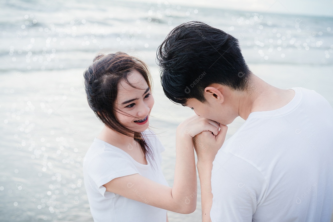 Jovem casal romântico e divertido nas férias na praia