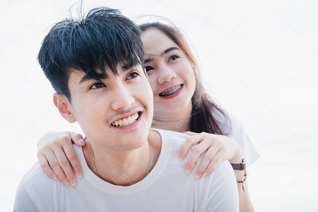 Jovem casal romântico e divertido nas férias na praia