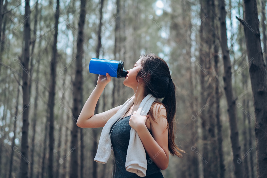 Linda mulher asiática esportes de fone de ouvido ao ar livre.