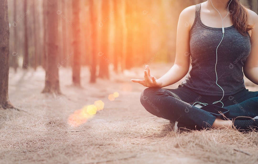 Mulher praticando pose de ioga no outono da natureza da floresta