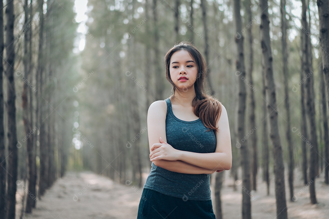 Linda jovem asiática na natureza da floresta