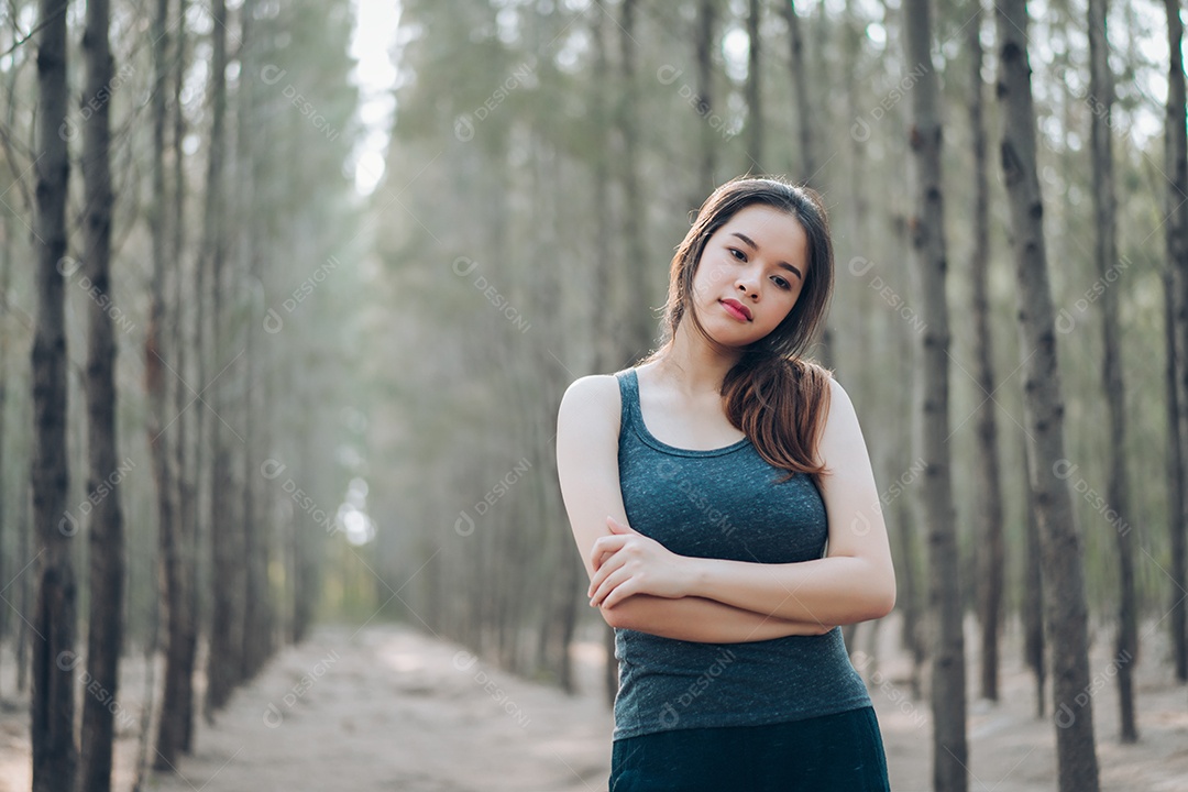 Linda jovem asiática na natureza da floresta