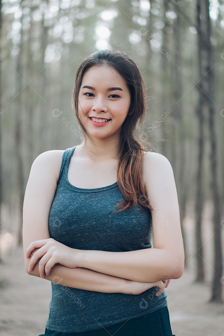 Jovem mulher correndo cardio pela floresta