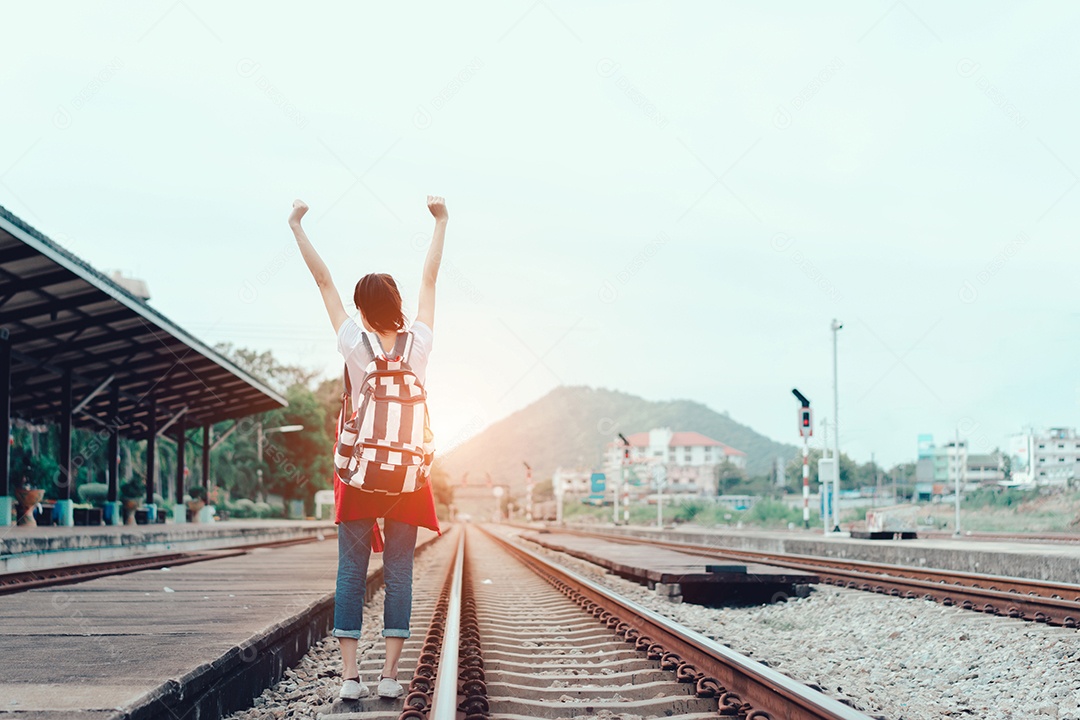 Uma jovem turista ambulante na ferrovia segurando smartphone