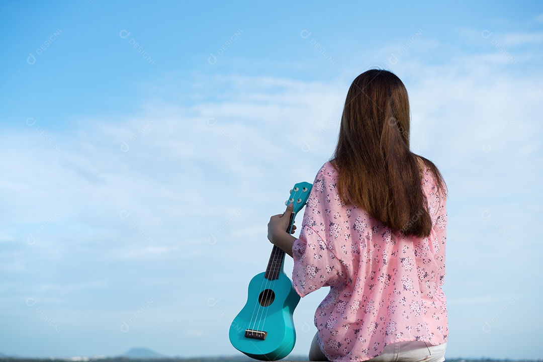 Mulher jovem segurando ukulele