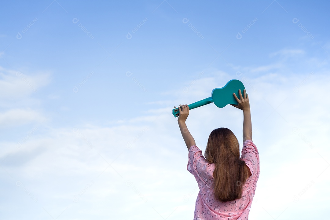 Mulher segurando ukulele verde