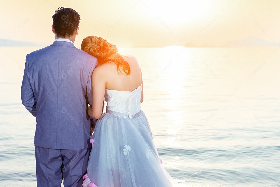 Casal se casa com conceito praia