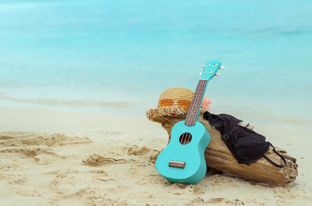 Ukulele, chapéu, vestido e biquíni na praia do Havaí