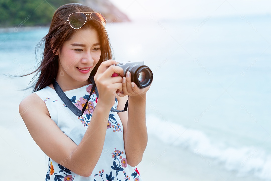 Mulher asiática tirando foto com câmera