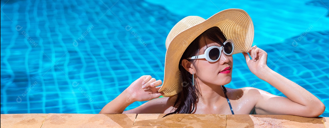 Mulher de biquíni sexy na piscina relaxando jovem asiática bonita descansando nas férias