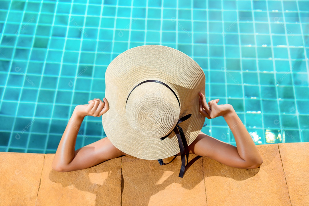Mulher de biquíni na piscina relaxando com óculos de sol