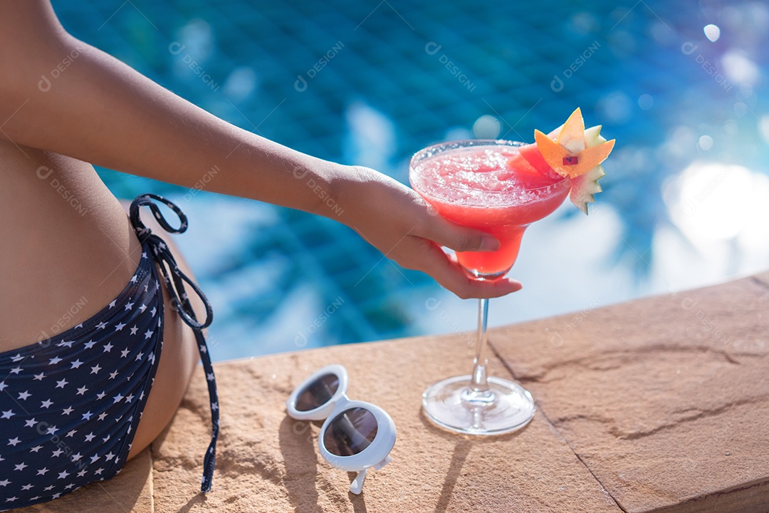 Mulher de biquíni sexy na piscina relaxante vista traseira