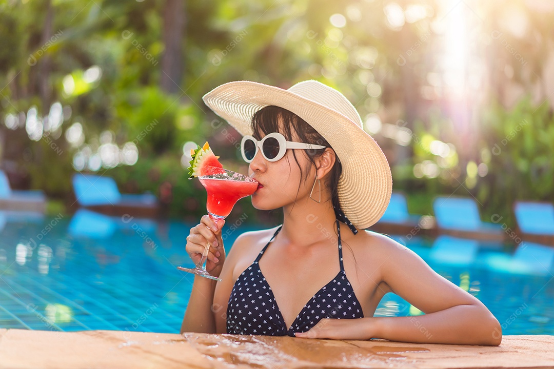 Mulher de biquíni sexy na piscina relaxante