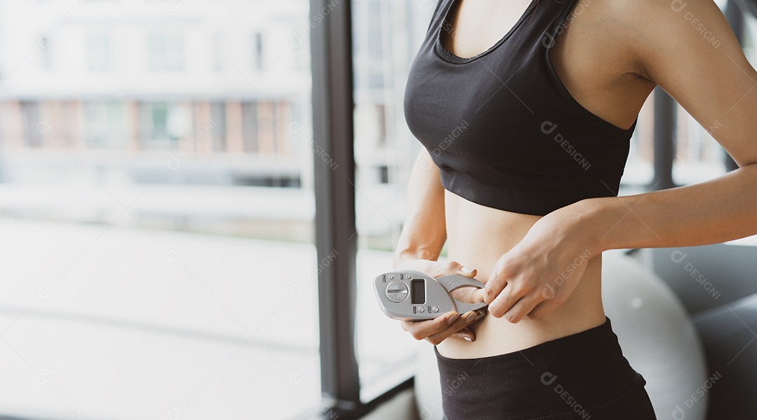 Atleta feminina usando medição de gordura corporal e tamanho da cintura