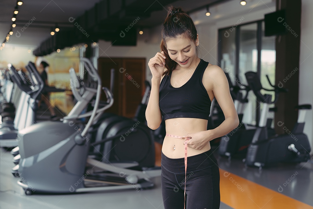 Mulher praticando ginástica na academia