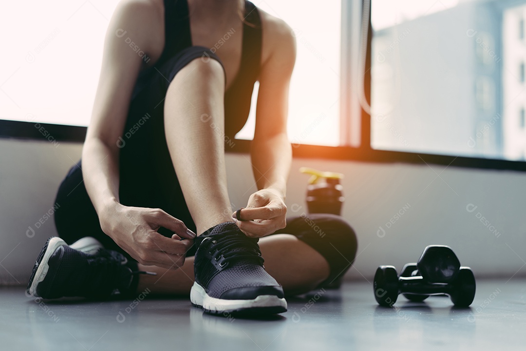 Mulher praticando ginástica na academia