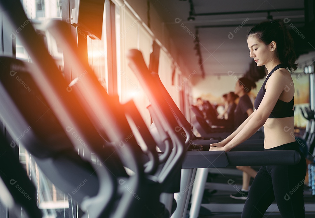 Mulher praticando ginástica na academia