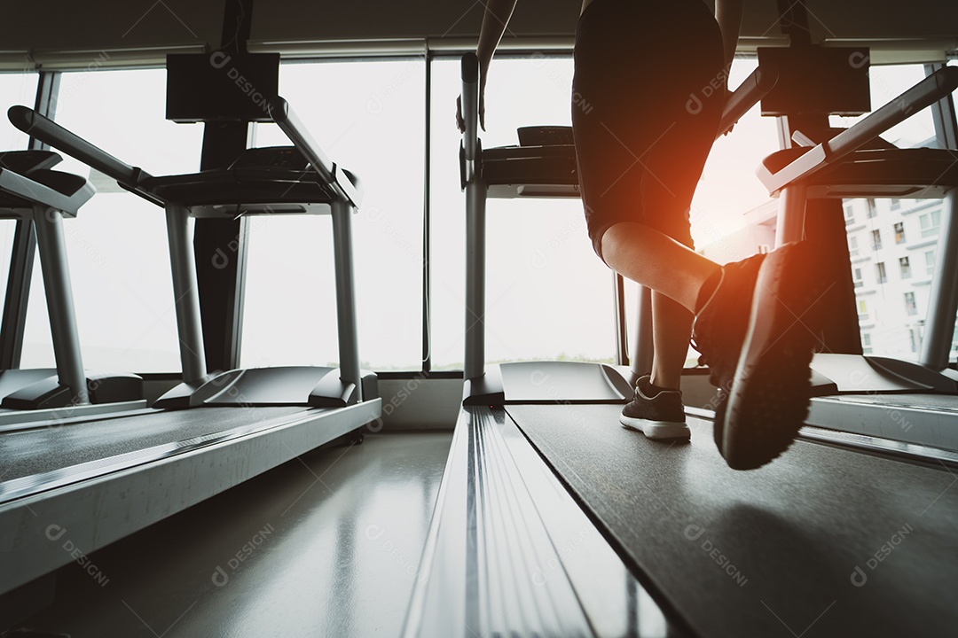 Mulher praticando ginástica na academia