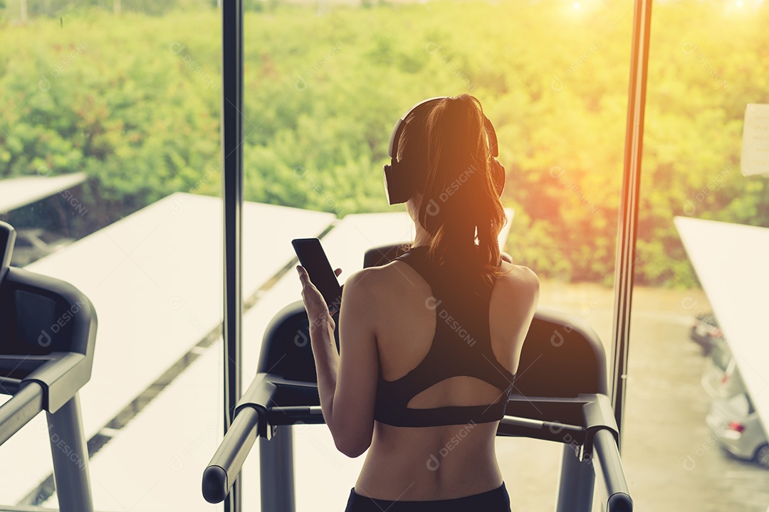 Mulher praticando ginástica na academia