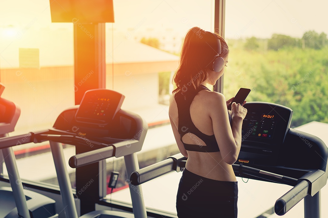Mulher praticando ginástica na academia