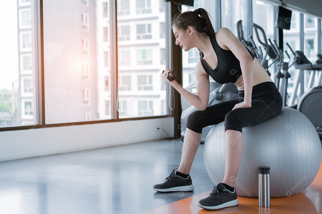 Exercício de treino de mulher segurando coração vermelho no estilo de vida saudável