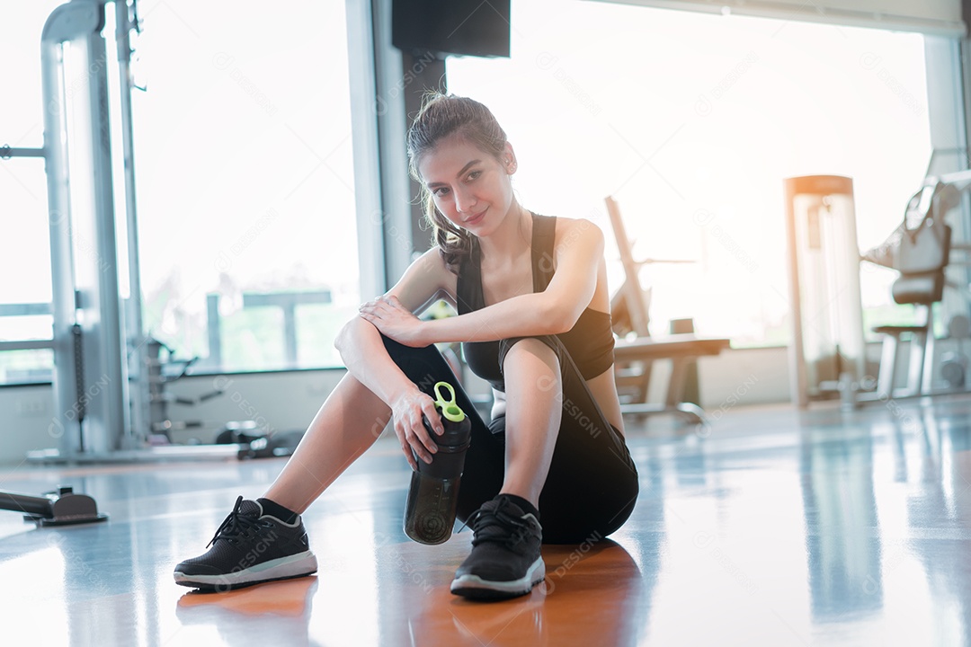 Mulher praticando ginástica na academia