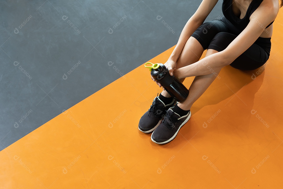 Mulher praticando ginástica na academia