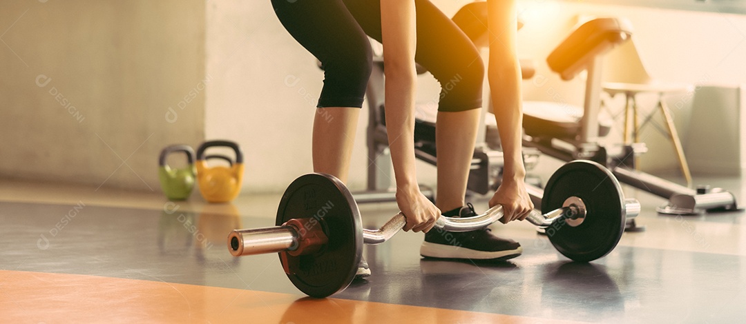 Mulher praticando ginástica na academia