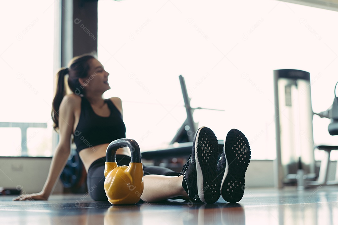 Mulher praticando ginástica na academia