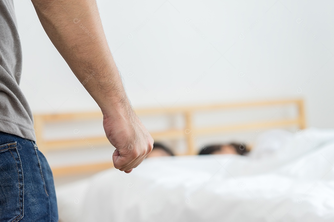 Esposa mulher ou namorada tendo um caso com um homem casado dormindo na cama