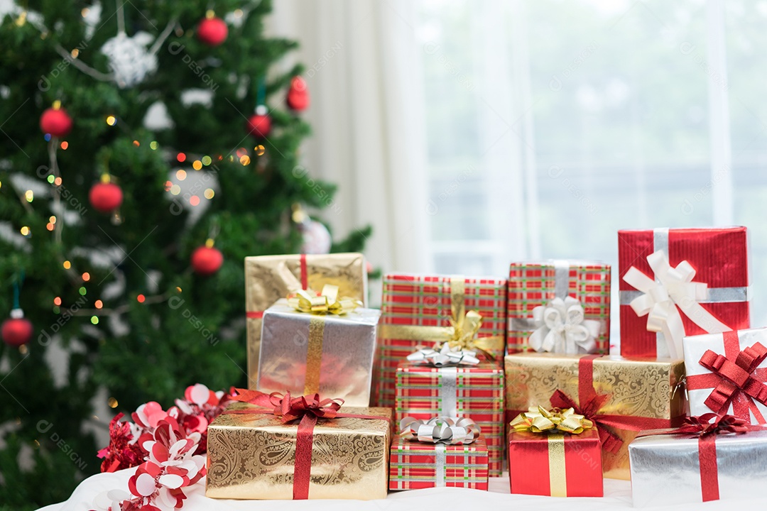 Conceito de férias de Natal. Muitas caixas de presente e o fundo da árvore de natal