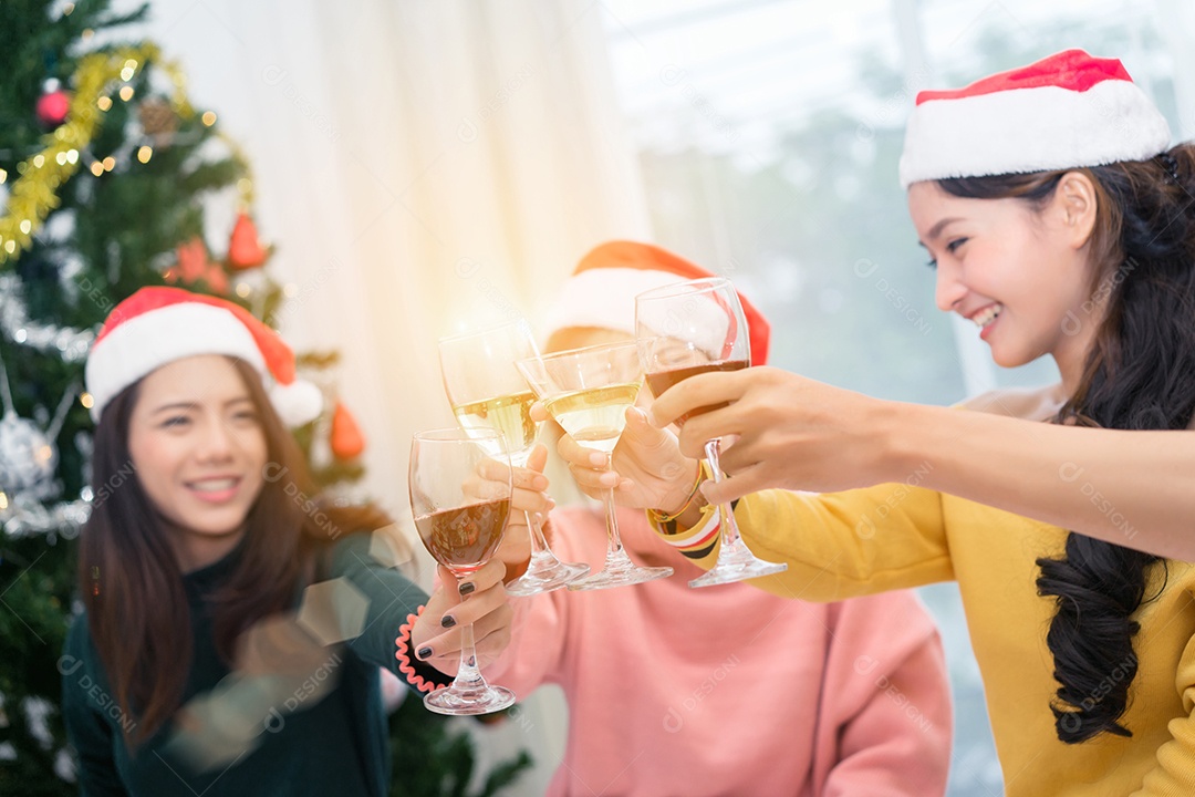 Coquetel de festa de natal segurando um copo de vinho, champanhe