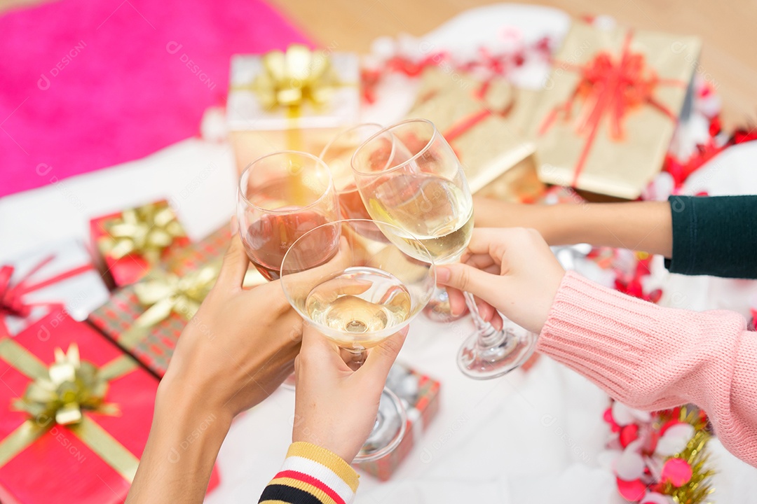 Coquetel de festa de natal segurando um copo de vinho, champanhe