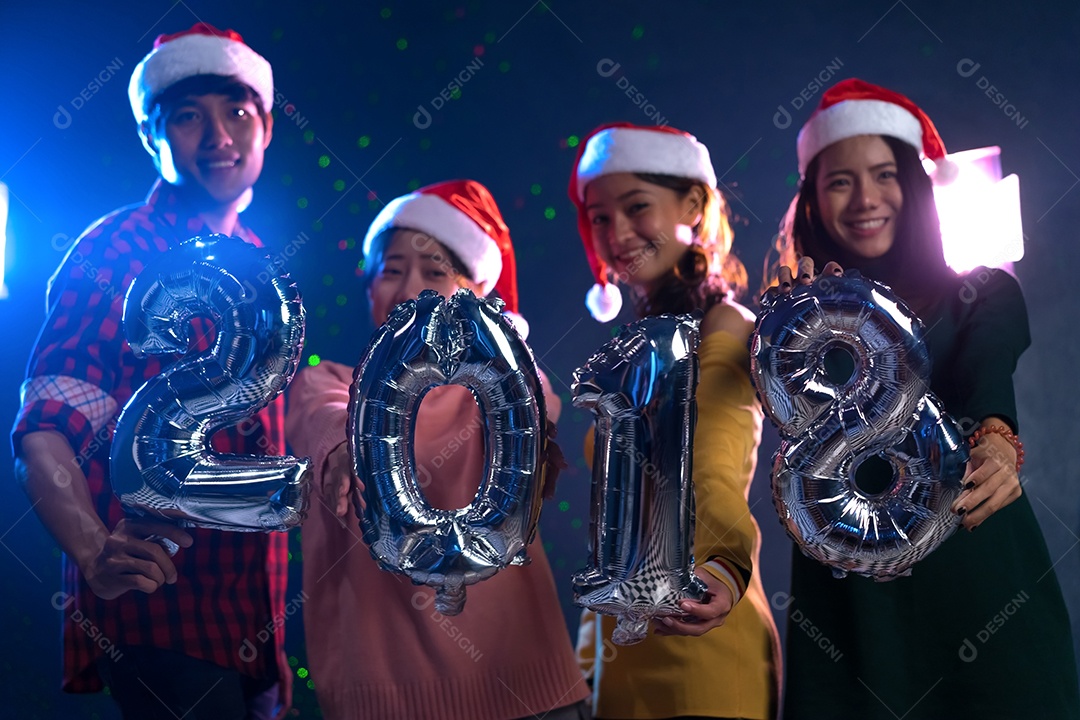 Homens e mulheres jovens do grupo asiático segurando balão festa de natal de ano novo 2018