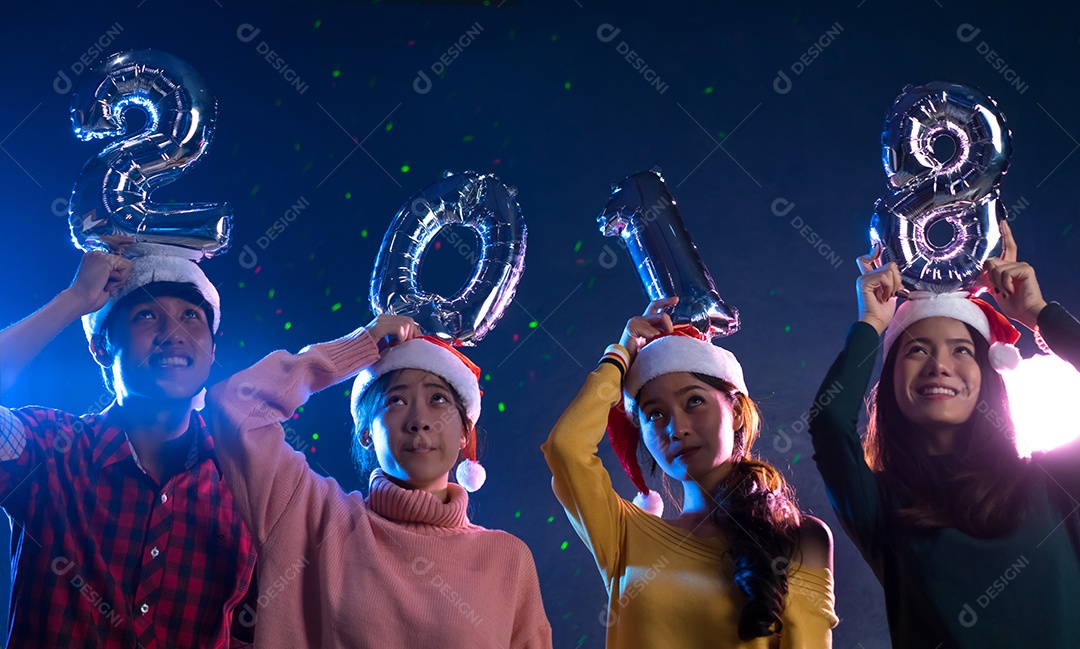 Homens e mulheres jovens do grupo asiático segurando balão festa de natal de ano novo 2018