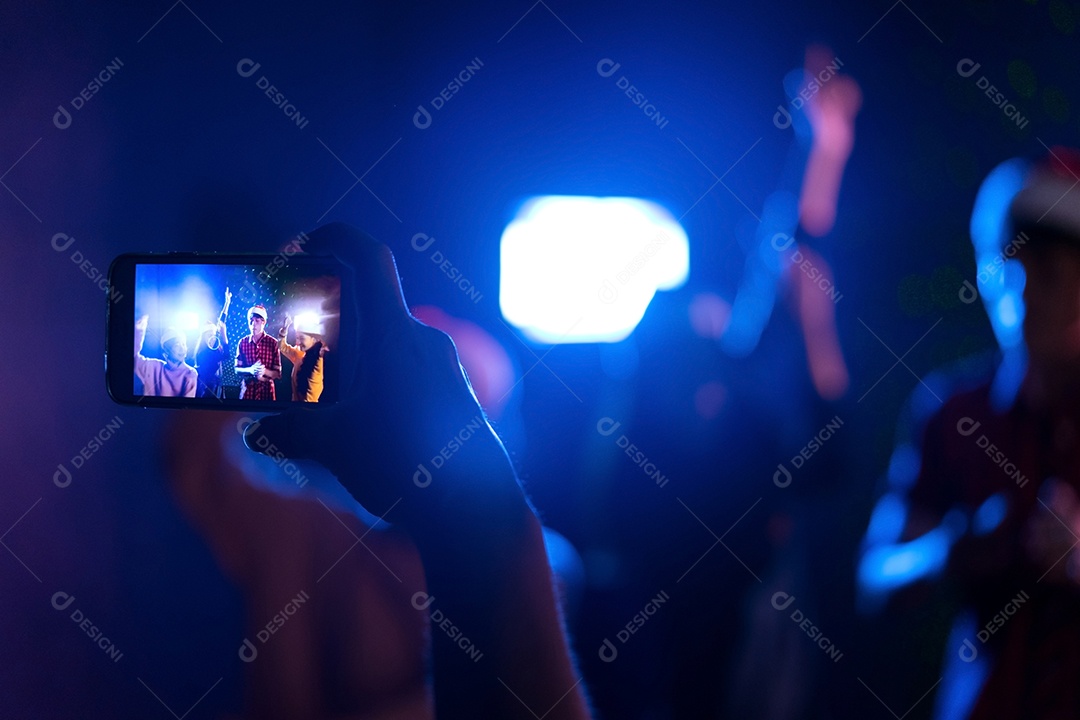 Mão direita segurando a câmera do smartphone conceito on-line social ao vivo.