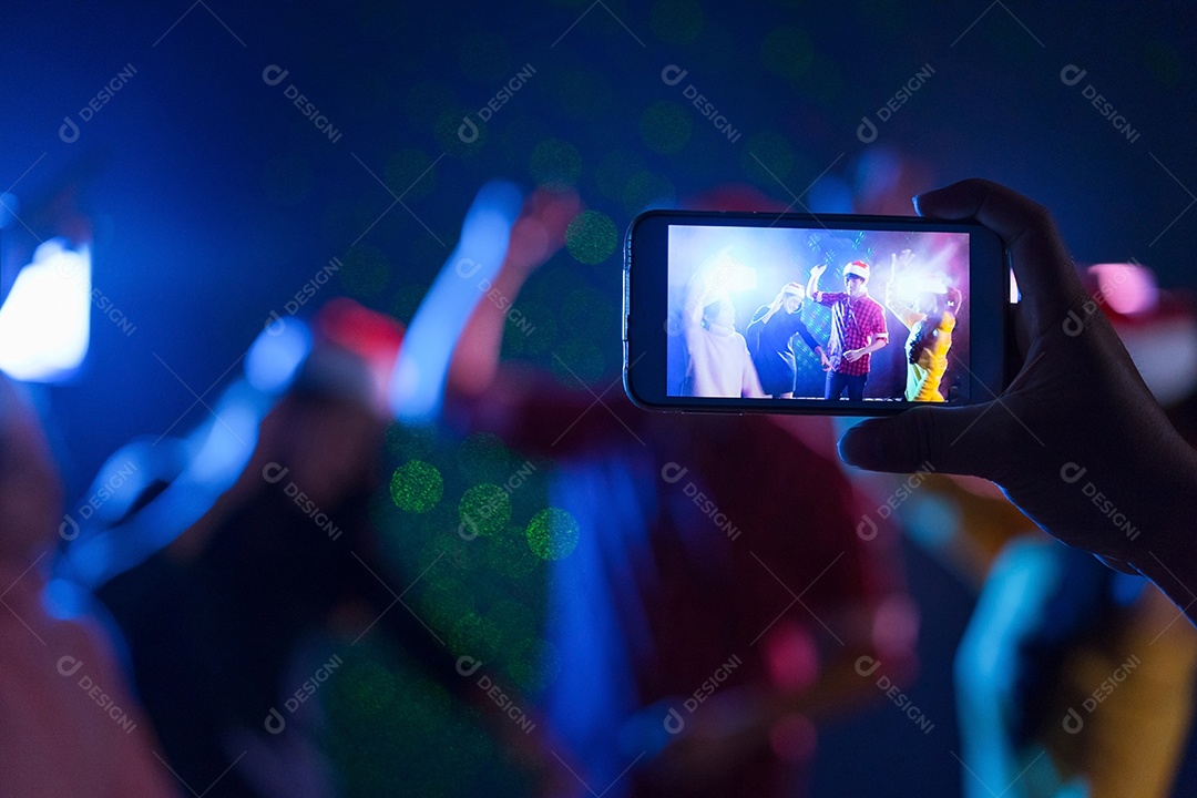 Mão direita segurando a câmera do smartphone conceito on-line social ao vivo.