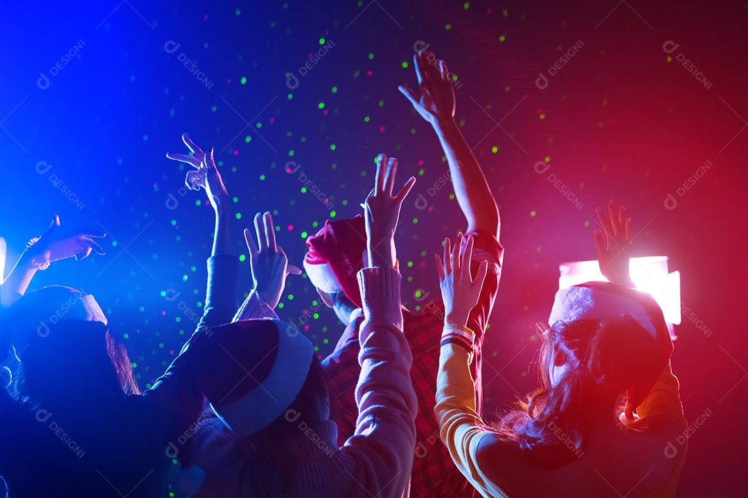 Amigos juntos dançando celebrando a festa de natal