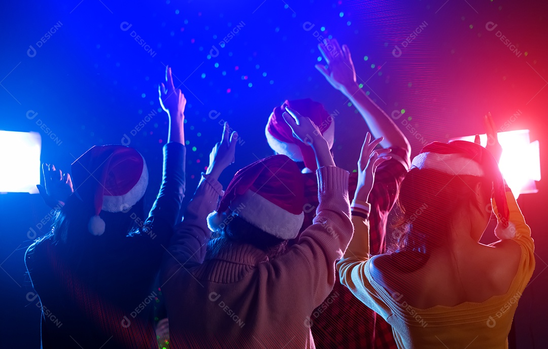 Amigos juntos dançando celebrando a festa de natal