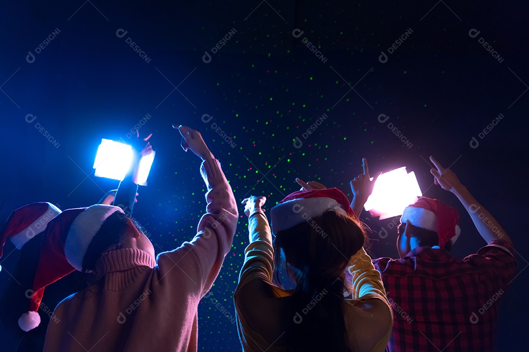 Homens e mulheres jovens do grupo asiático dançando na festa de natal