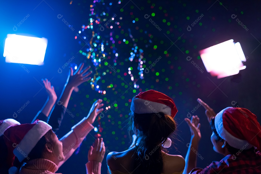 Homens e mulheres jovens do grupo asiático dançando na festa de natal