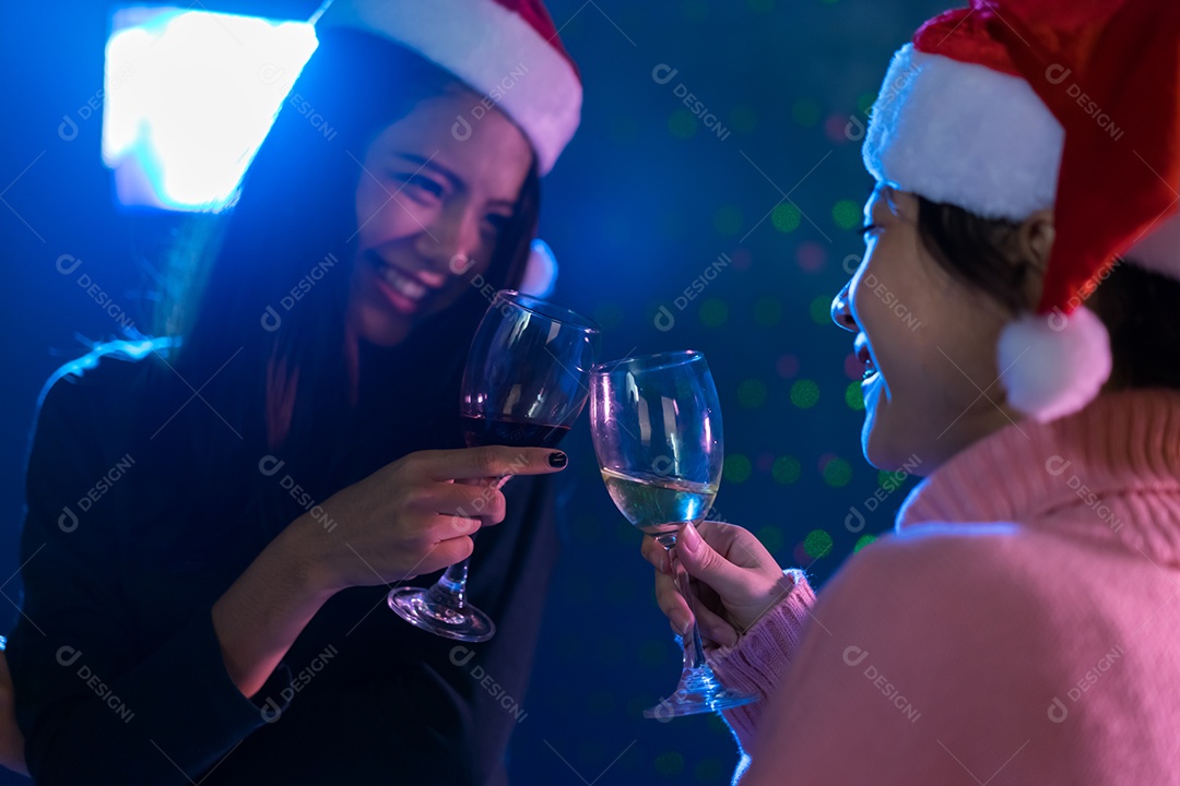 Mulheres jovens asiáticas juntas bebendo coquetel ou champanhe na festa de natal