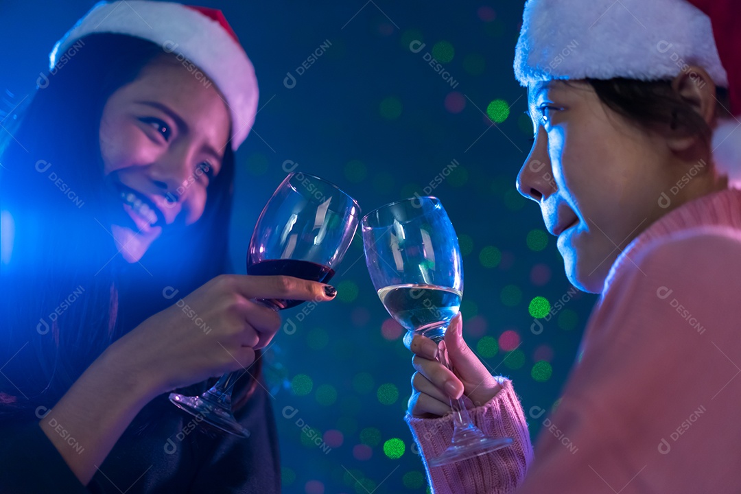 Mulheres jovens asiáticas juntas bebendo coquetel ou champanhe na festa de natal