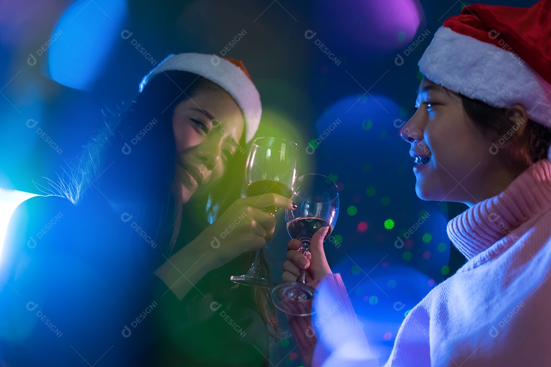Mulheres jovens asiáticas juntas bebendo coquetel ou champanhe na festa de natal