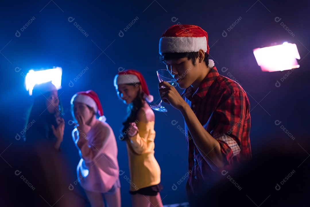 Homem bonito bebendo champanhe ou coquetel, festa de natal